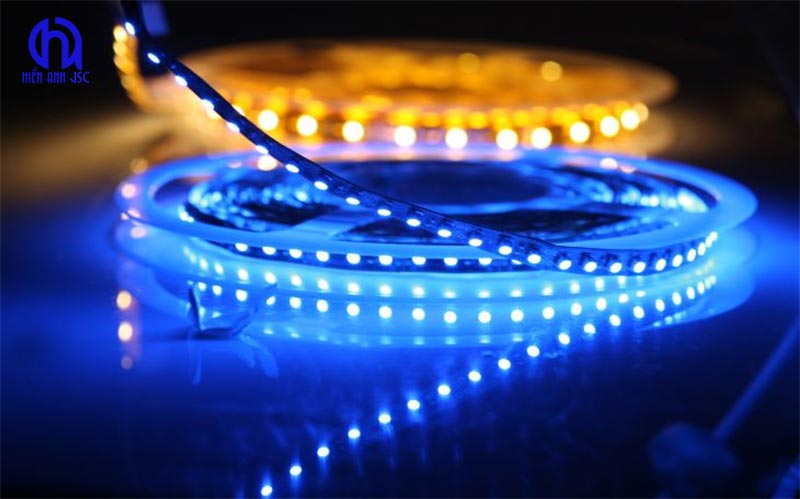 so-sanh-den-trang-tri-led-va-halogen-4