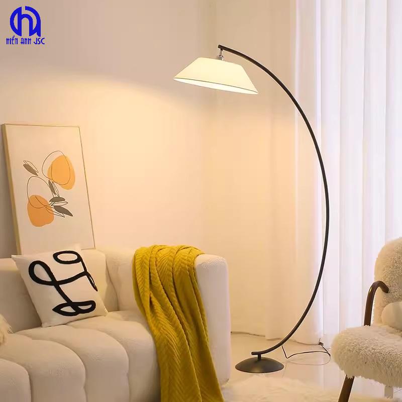 Các yếu tố quan trọng khi chọn đèn cây trang trí góc sofa 1 Các yếu tố quan trọng khi chọn đèn cây trang trí góc sofa
