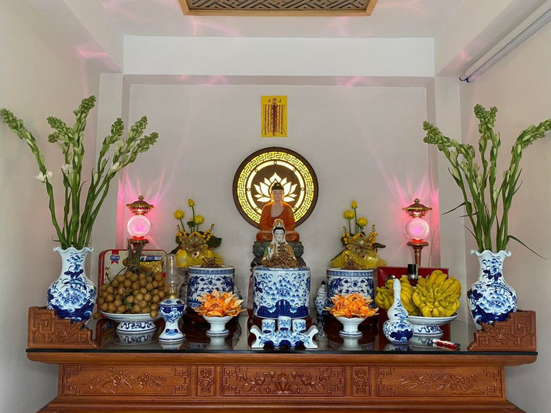 Hướng dẫn cách chọn đèn trang trí bàn thờ gia tiên phù hợp 2 Hướng dẫn cách chọn đèn trang trí bàn thờ gia tiên phù hợp