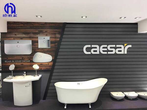 nen-chon-thiet-bi-ve-sinh-nhap-khau-hay-hang-noi-dia