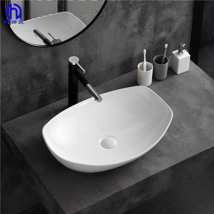 So sánh lavabo treo tường và đặt bàn – Tổng chi phí