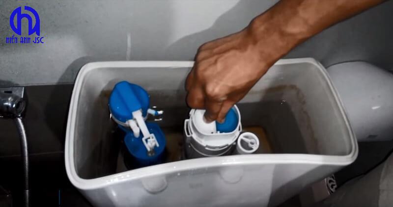 Cách xử lý bồn cầu bị tắc rò rỉ nước: Khắc phục triệt để