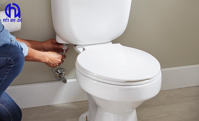 Cách xử lý bồn cầu bị tắc rò rỉ nước: Khắc phục triệt để