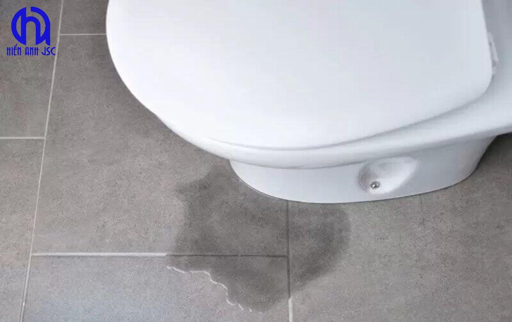 Cách xử lý bồn cầu bị tắc rò rỉ nước: Khắc phục triệt để