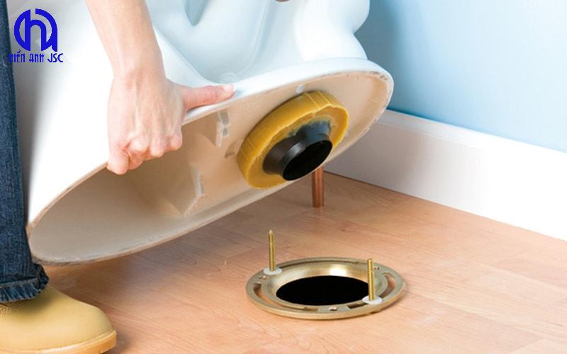 Hướng dẫn lắp đặt bồn cầu đúng kỹ thuật: Ngăn chặn rò rỉ tắc nghẽn