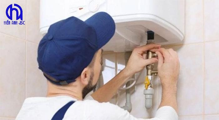 [Giải đáp] Bình nóng lạnh bị rò rỉ nước, phải làm sao?