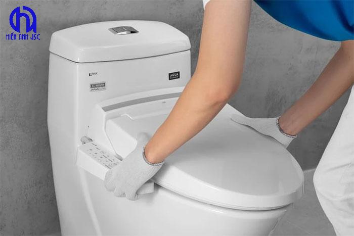 Cách vệ sinh nắp rửa thông minh an toàn không sợ hỏng