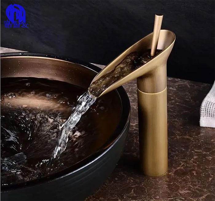 So sánh vòi nước giả cổ với vòi nước hiện đại: Chọn loại nào? 2 So sánh vòi nước giả cổ với vòi nước hiện đại: Chọn loại nào?