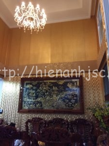 Thi cong giay dan tuong den trang tri chi Thuy 5