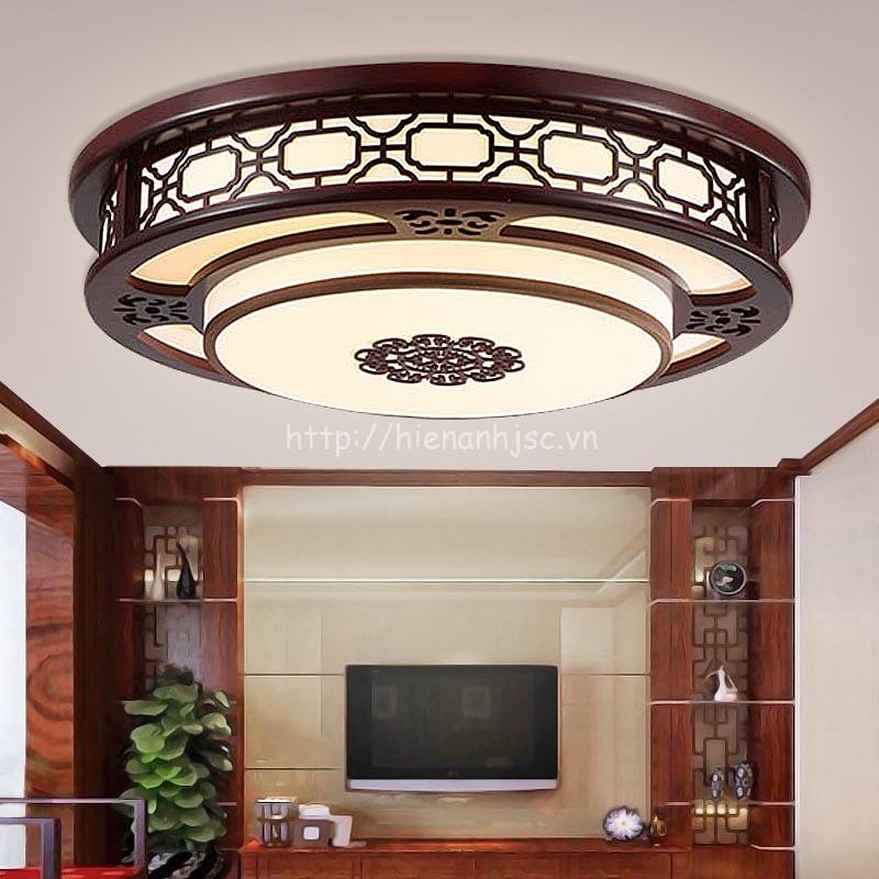 Đèn trần gỗ phòng khách mang đến phong cách đơn giản, gần gũi và trang nhã. Với đường nét tinh tế và màu sắc ấm áp, đèn trần gỗ sẽ tạo nên một không gian khác biệt cho căn phòng của bạn.