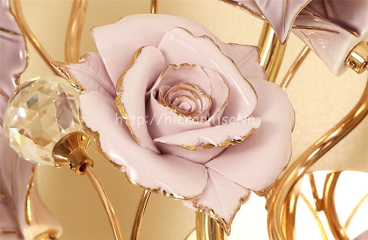chi tiết từng bông hoa được làm tỉ mỉ đèn tường hoa hồng