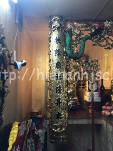 Hoàn thiện giấy dán tường cho phòng thờ