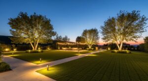 Hình ảnh sân vườn biệt thự được chiếu sáng chuyên nghiệp với đèn LED ấm áp vào buổi tối, tạo không gian sang trọng và thư giãn.