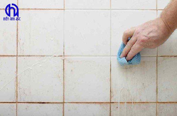 cach-tay-vet-o-vang-tren-tuong-nha-tam-hieu-qua-nhat