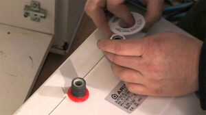 binh-nong-lanh-bi-ro-ri-nuoc-phai-lam-sao-2