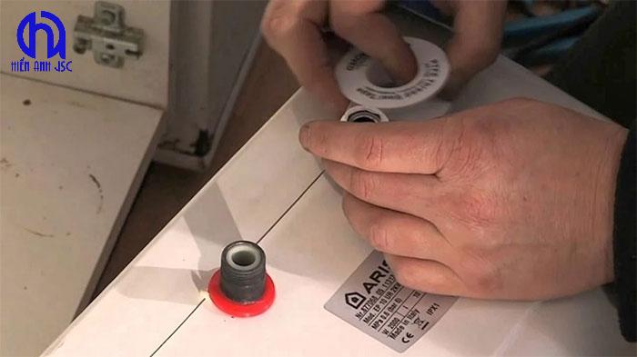 binh-nong-lanh-bi-ro-ri-nuoc-phai-lam-sao-2