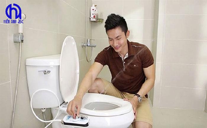 Cách vệ sinh nắp rửa thông minh an toàn không sợ hỏng 15 cach-ve-sinh-nap-rua-thong-minh-3